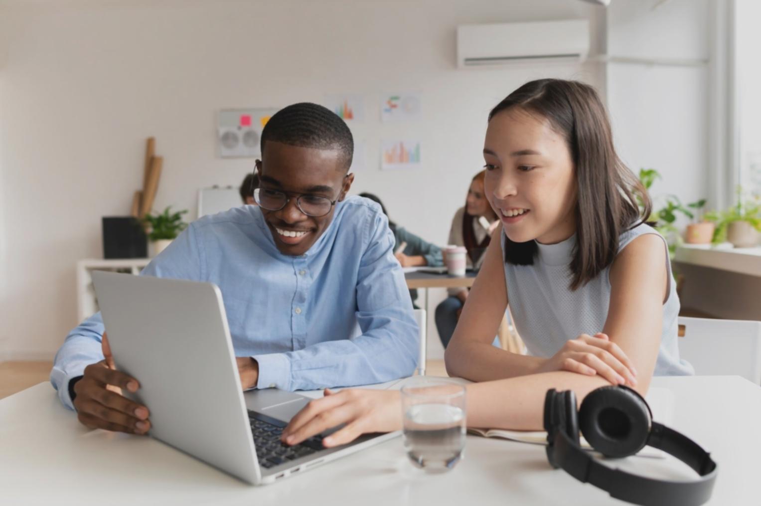 Matériels d'étude et palette de couleurs pour formation maquillage