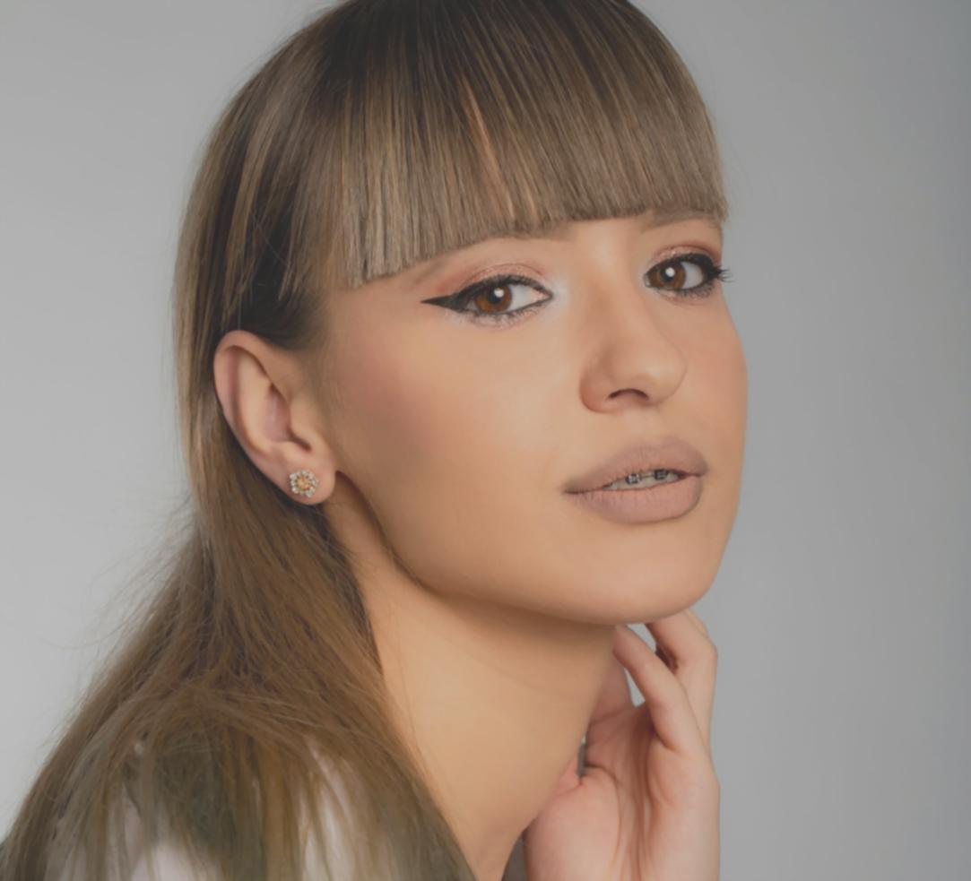 Palette de couleurs et pinceaux de maquillage disposés artistiquement